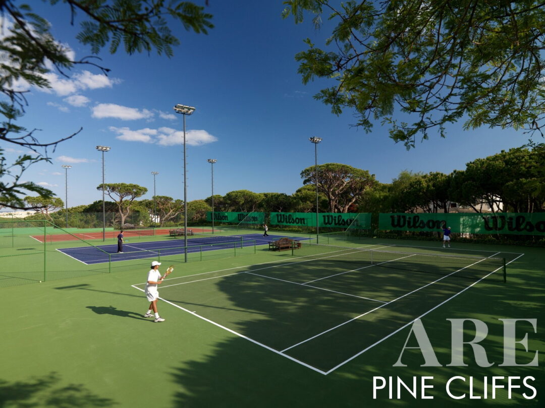 El centro deportivo Pinecliffs cuenta con canchas de tenis y academia de tenis