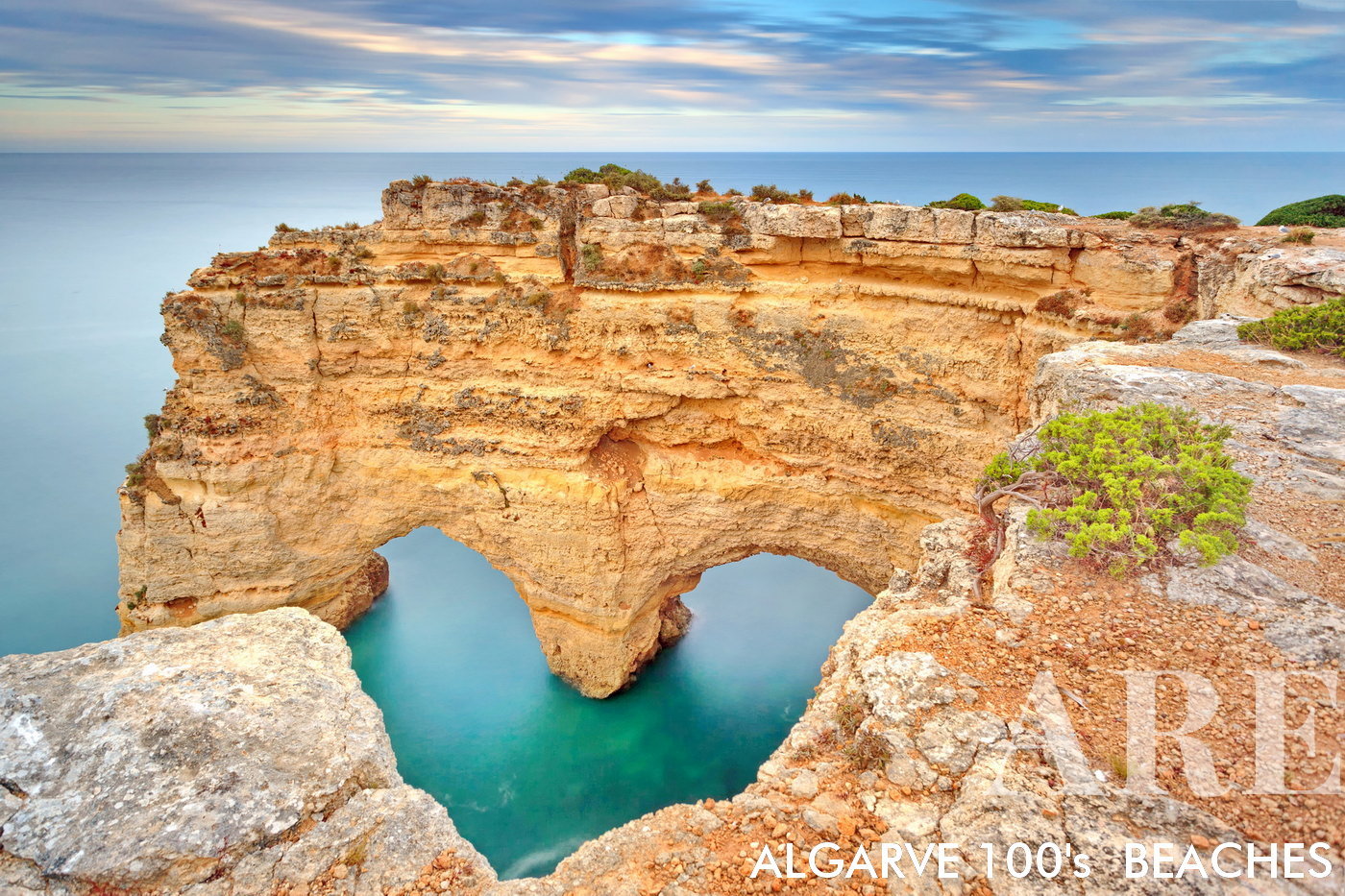 Playa de Marinha, donde podemos encontrar la roca en forma de corazón en el Algarve en la costa sur de Portugal