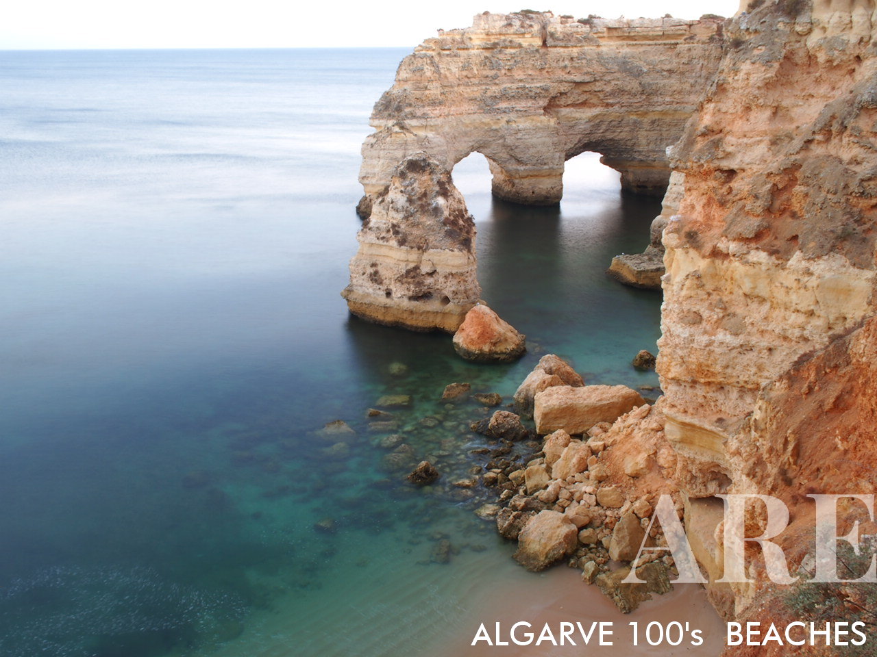 La Roca en forma de corazón es, de hecho, una hermosa formación natural, ubicada en el pintoresco paisaje de Praia da Marinha, en la región del Algarve, en el sur de Portugal.