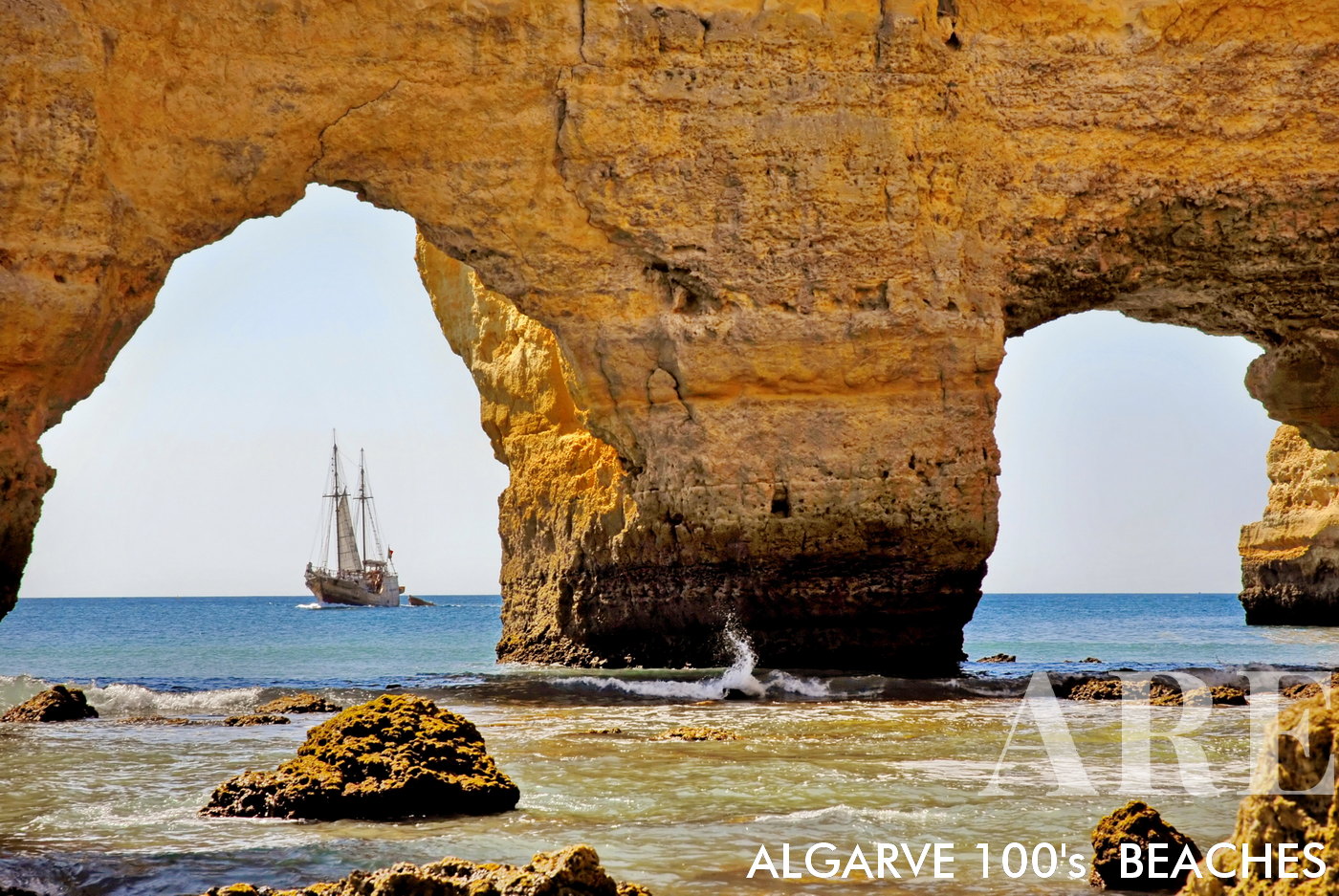 playa de cuevas y un barco en algarve, el sur de portugal, playa de Marinha