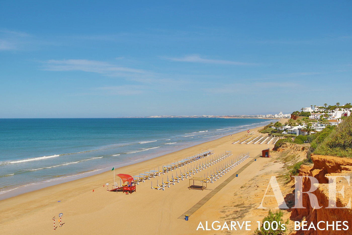La playa de Vale do Lobo cuenta con una extensa extensión de arena que se extiende aproximadamente 14 kilómetros, desde Forte Novo en Quarteira hasta Faro