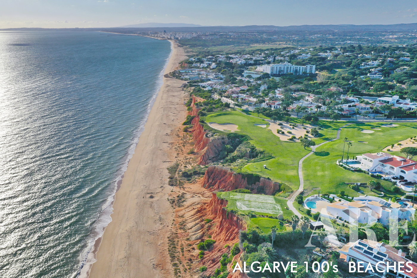 La vista desde la playa de Vale do Lobo hacia el oeste abarca el pintoresco tramo de costa que conduce a la ciudad de Quarteira y al Océano Atlántico.