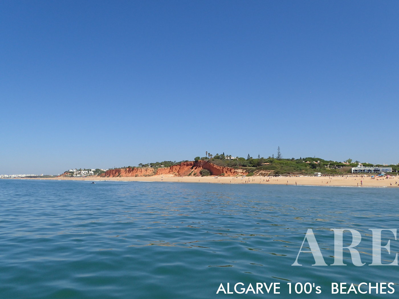 Las playas de Garrão y Ancão son dos de las gemas escondidas del Algarve, ubicadas entre las bulliciosas áreas de Quinta do Lago y Vale do Lobo. Ambas playas cuentan con arena dorada y aguas cristalinas y azules, lo que brinda un entorno idílico para que los bañistas se relajen y tomen el sol.