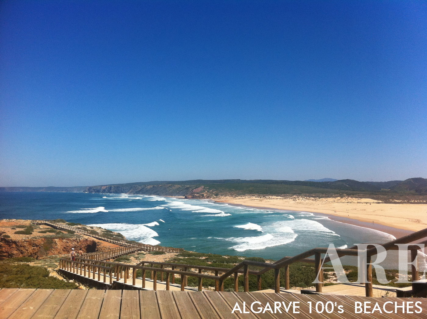 En Carrapateira, Algarve, Portugal, se puede acceder a la playa de Bordeira a través de una pasarela de madera. En invierno, la playa acoge un oleaje robusto y revela su naturaleza salvaje