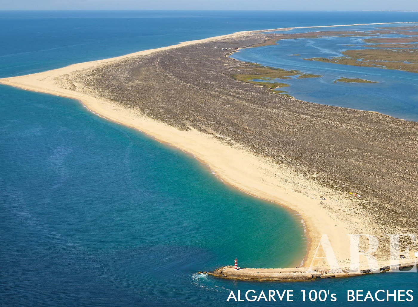 Deserta Island Beach, también conocida como Ilha Deserta, es un paraíso prístino situado en el Parque Natural Ria Formosa, cerca de Faro, Portugal. Esta isla está deshabitada, lo que brinda a los visitantes una experiencia costera aislada y virgen.