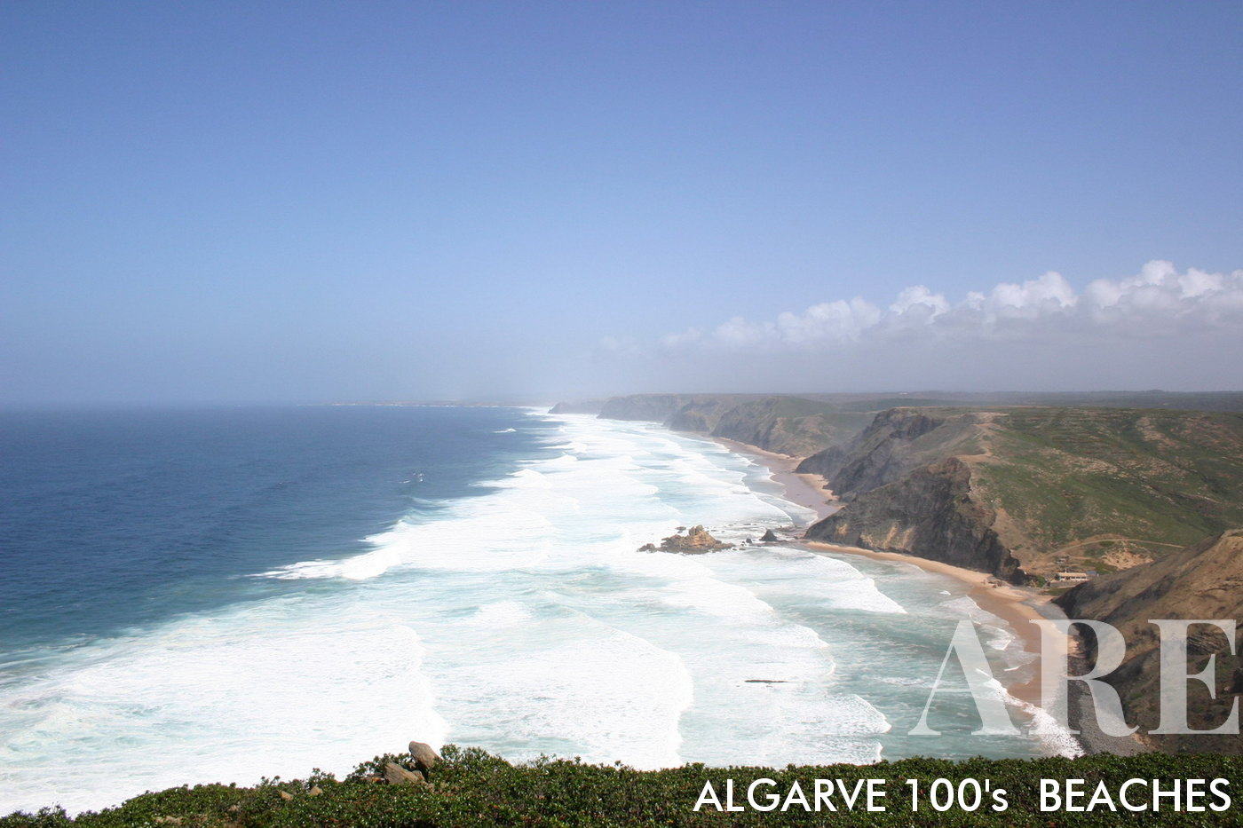 Desde una perspectiva elevada, las playas de Castelejo y Cordoama aparecen a la vista, las olas blancas dominan la escena en un poderoso oleaje de marzo, una muestra vívida de la grandeza de la naturaleza.